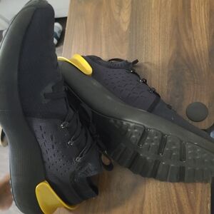 Under Armour Phantom 3025520-003 Trainers In Black And Gold